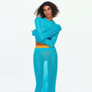 Zara stickad tröja  - Intressekoll på denna stickade tröja från zara, så extremt fin, är liten i storleken, har den i både storlek L och XL, den är slutsåld så tänkte kolla intresset har, helt ny💞