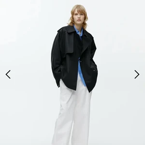ARKET Short Trench Coat  - Säljer denna underbara Arket-jacka då den inte kommer till användning längre! 🌸🌸🌸 Nypris 1500kr