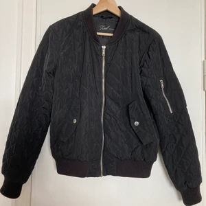 Bomberjacka  - Skön, svart bomberjacka med dragkedja och fickor. Passar storlek small men får också plats med tjocktröja under. 