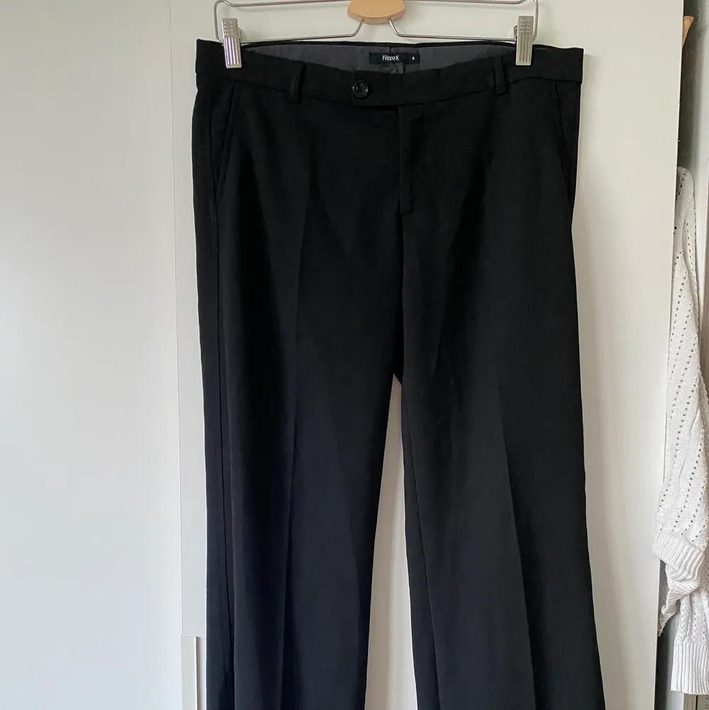 Lågmidjade kostymbyxor , sjukt snygga! från Filippa K st M  (Midjemått ca 86 cm). Jeans & Byxor.