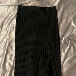 Svart ribbad kjol - Kjol ifrån shein🤍 slits 