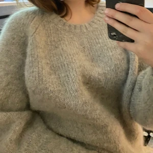 Stickad tröja  - Här är en stickad tröja, inte säker var den är ifrån. Storlek S. Använd 1-2 gånger. Frakt beroende på var den ska skickas. Jag betalar en del av frakten själv.