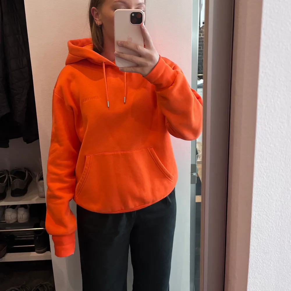 Säljer denna skitsnygga J.Lindeberg hoodien i en orange färg, med en rymlig luva! Det är en herrmodell, men passar såklart tjejer med! Vad jag vet säljs den inte längre. Den är i väldigt bra skick, inga fläckar eller defekter på den! Nypris ligger runt 1500kr. Hoodies.