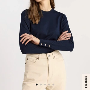 Mörkblå tröja strl xs  - jättefin mörkblå skön tröja med guld detaljer från Holly & whyte / Lindex. Köptes i somras för 300kr säljer nu för 100 kr (priset kan diskuteras), köparen står för frakten💞🌟