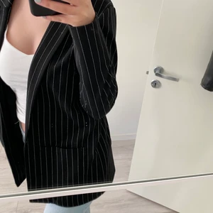 Randig kavaj - Säljer denna fina randiga kavajen från hm. Den är ansvälld fåtal gånger så i fint skick! Bara att skriva om ni har frågor eller vill ha fler bilder. Frakten tillkommer💕🌷