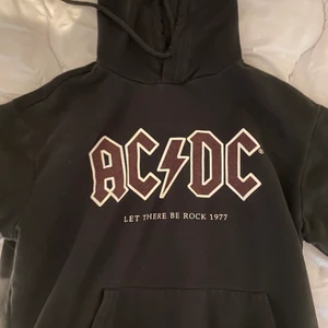 Hoodie - Här är en ACDC tröja från HM. Den är i storlek XS men skulle säga den är mer liknande storlek S. Använd 3-4 gånger och sedan mest legat i garderoben. Frakt beroende på var den ska skickas. Betalar en del av frakten själv.