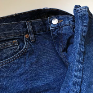 FINNA MÖRK BLÅ JEANS  - Hej!! Säljer mina finna JENES, , har bara provat, och dem var lite för långa för mig, ser som ny ut ingen fel med dem.  Kolla gärna in på mina andra annonser, lägger mycke ut nu❤️. Om du har någon fråga det är bara att fråga.😊