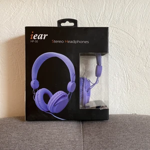 hörlurar - Ett par hörlurar som aldrig är använda super fina. Hörlurarna är i färgen lila och är specikt disignade med knappar så man kan svara samtal på ett effektivt och bra sätt. Om ni är intresserade skriv gärna privat😃