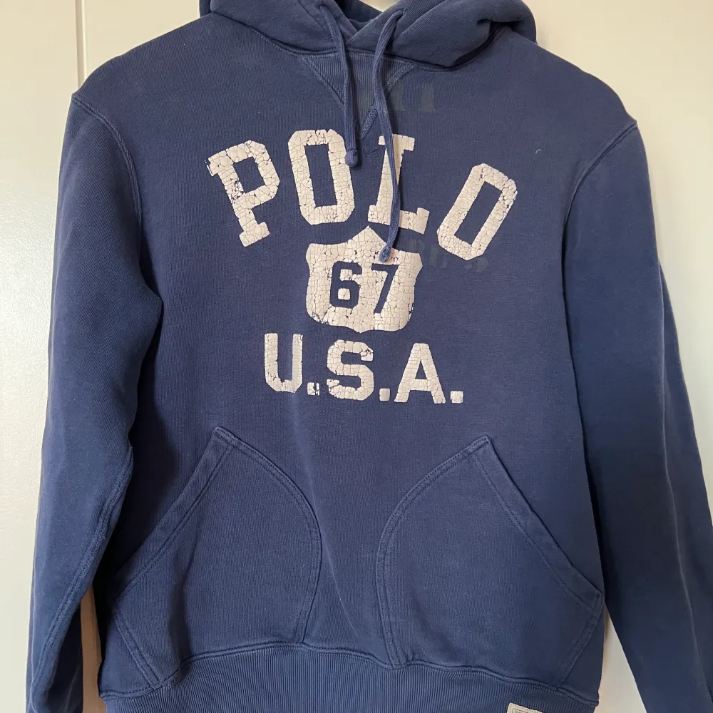 En hoodie med perfekt passform! Inte för lång och inte för kort. Har en jättefin urtvättat blå färg. Hoodies.