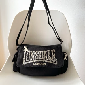 Crossbody väska⭐️⭐️ - en jättenice crossbody med massa silver gems⭐️⭐️ den är liten o man kan använda den som axelväska också då bandet är justerbart💝 toppen skick förutom någon tråd som sticker ut kan skicka fler bilder det är bara att skriva😗😗