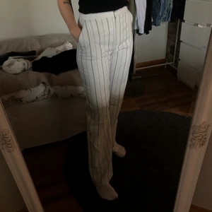 Raka kostymbyxor  - Säljer dessa kostymbyxor då jag tyvärr inte får användning för dem, rak i modellen och långa i benen (jag är 176cm) 