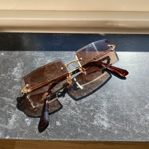 Solglasögon - Solglasögon från shein säljes för att dem inte riktigt var min stil, man får med fodralet som dem kom i med. Köparen betalar frakten💕