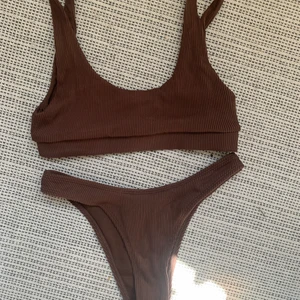 Söt bikini!  - Mörkbrun ribbad bikini ifrån BikBok