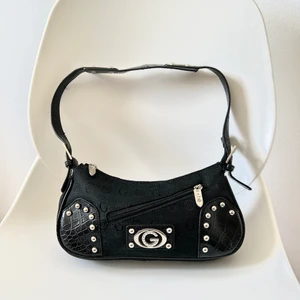 fake GUESS y2k väska - Sååå fin liten guess väska med massa fina detaljer!!  Den är i toppen kvalite trots att den (förmodligen) är fake💖köptes secondhand, skriv om du har frågor och buda buda😎😎frakt ingår💝💝