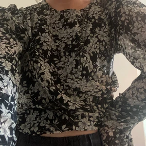 Blommig croppad blus storlek M  - Jättefin blus köpt på Zara! Croppad modell, draperad nertill och veckad i armarna. Aldrig använd, prislapp kvar 💛