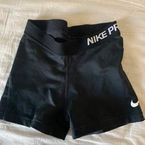Säljer dessa jättefina Nike PRO shorts. Endast använda fåtal gånger, nyskick. 😊