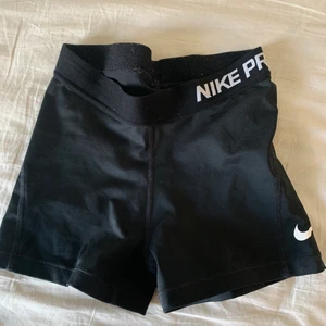 Nike PRO shorts  - Säljer dessa jättefina Nike PRO shorts. Endast använda fåtal gånger, nyskick. 😊