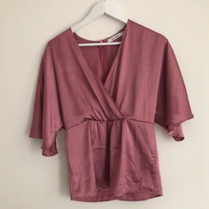 Snygg blus från NAKD - En rosa snygg blus från NAKD, storlek 36. Passar till alla tillfällen! 