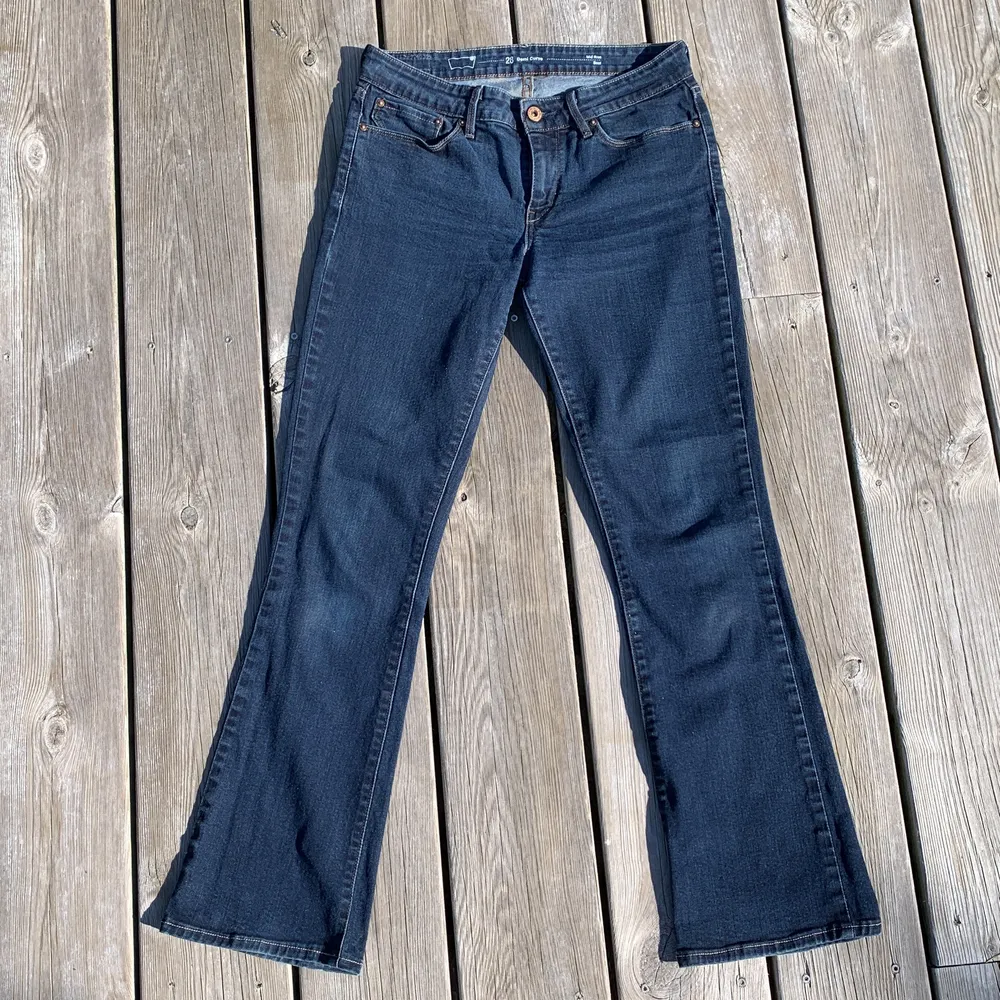 Såå snygga vintage jeans från Levis!! Midrise och bootcut. Superfint skick, nästan som nya🤩 Innerben: 76 Midjemått: 78. Jeans & Byxor.