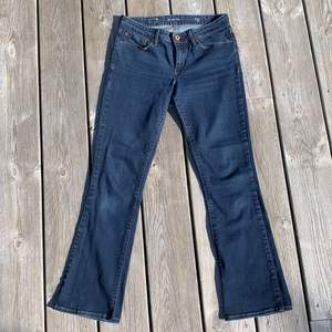 Såå snygga vintage jeans från Levis!! Midrise och bootcut. Superfint skick, nästan som nya🤩 Innerben: 76 Midjemått: 78
