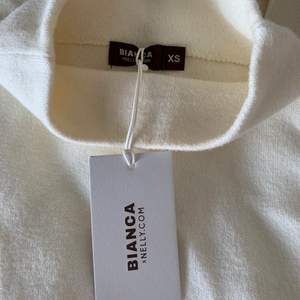 Säljer denna jättefina stickade tröjan från Bianca x Nelly. Helt oanvänd, prislapp kvar💕 Nypris 500kr