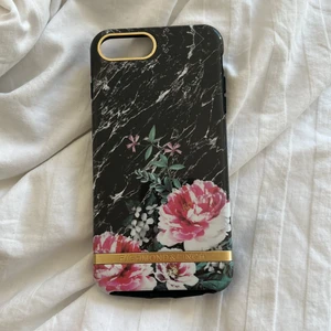 Richmond & finch  - Jättefint iphone skal från richmond & finch! Passar till iphone 6/7/8 plus. 