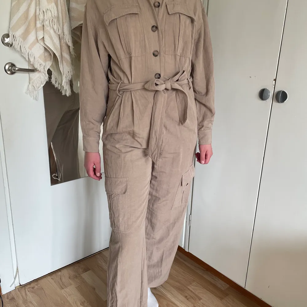 Fin och somrig jumpsuit i storlek 38🤎🤍. Jeans & Byxor.