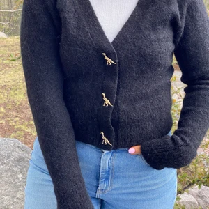 Kofta other stories - Superfin kofta från other stories med skön passform och dinousaurie knappar. Jättesöt både till klänningar, toppar eller bara som den är utan någonting under! Den är i storlek s men passar även hon på bilden som har storlek m så den passar allt från xs-l beroende på vilken passform man vill ha!