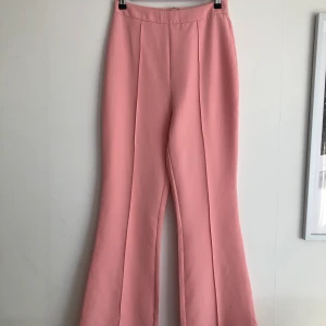 Rosa kostymbyxor i storlek 36/S - Ett par underbart rosa kostymbyxor i storlek 36/s från Club London. Använda en gång bara, i väldigt fint skick! 