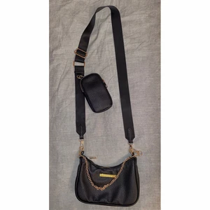 Väska - Oanvänd axelrems väska i svart fake läder
