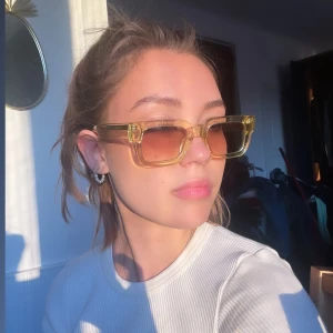 CHIMI  - Säljer dessa snygga gula chimis då de inte kommit till användning. 