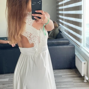 Student/ avslutnings klänning - Jättefin vit klänning som passar perfeekt till studenten eller skolavslutning. Ryggen på klänningen är så himla fin. Materialet är väldigt skönt och mjukt. 