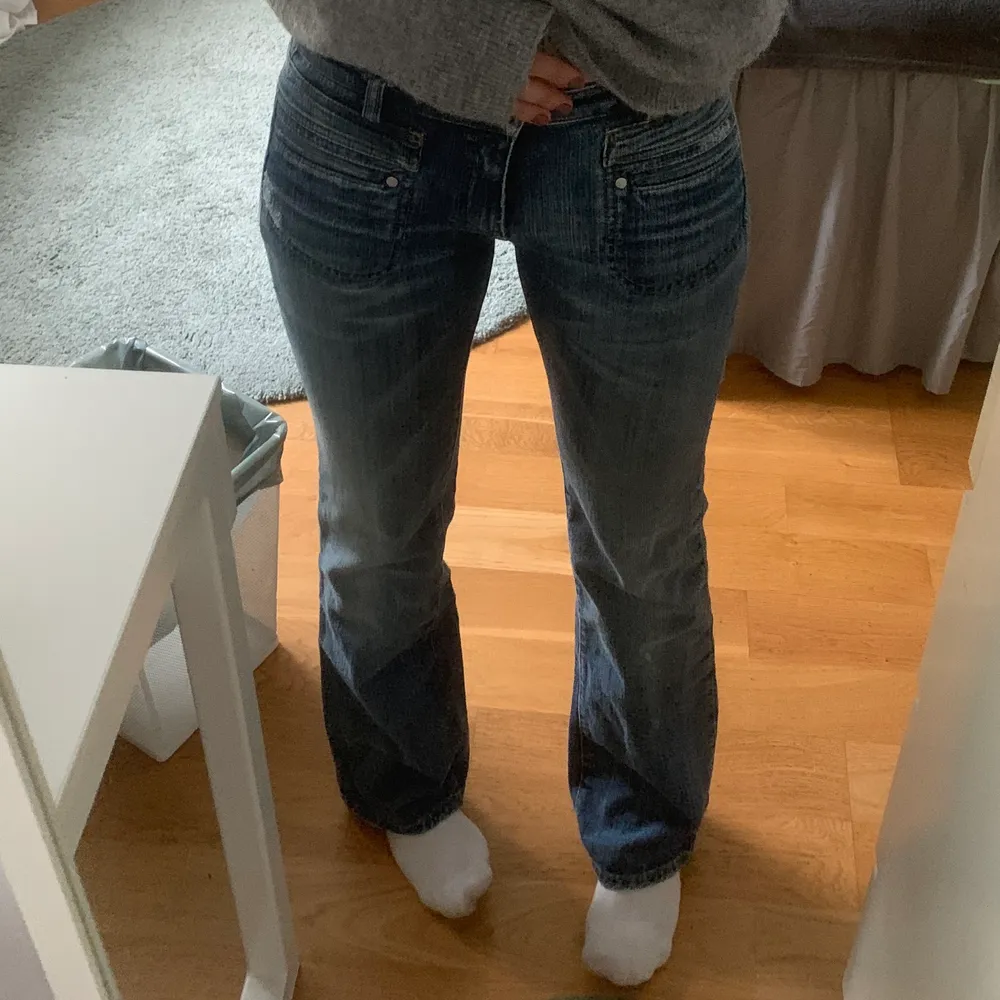 Snygga vintage desel jeans som är oanvända! Vet inte exakta mått men jag är 164 lång och är perfekta i längden på mig! 😽. Jeans & Byxor.