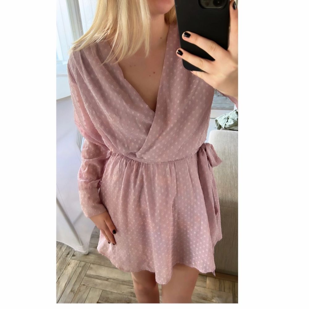 Säljer denna super snygga sommar klänning i en blandning av ljus lila och rosa. Passar perfekt nu till sommaren💜💜. Klänningar.