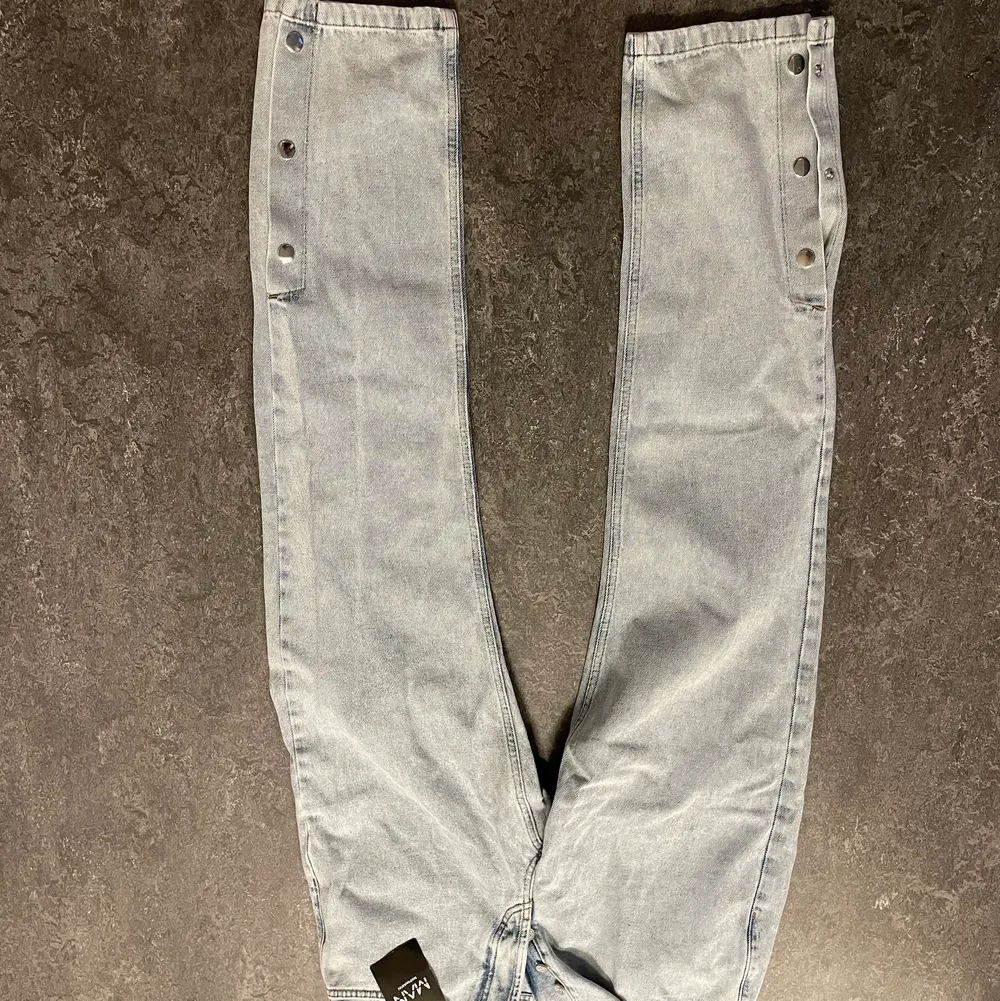 ”Tall” jeans från Boohoo Man i storlek 34. Aldrig använda, ordinarie pris 540kr.. Jeans & Byxor.