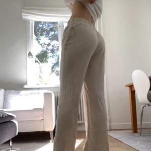 Linnebyxor helt nya - Säljer dessa superfina linnebyxor då jag redan har några! De är i strl L men skulle säga att de är mer som S. Går ner till hälarna på mig som är 170 men går att stretcha ut egyer tvättten så att de blir längre om man vill! Helt nya!. Budgivning vid många intresserade!!!!💕💕