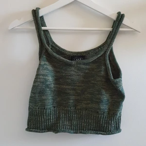 Stickad magtröja - Ett stickad olivgrön croptopp linne från cider som aldrig använts, för stort över bysten (har en väldigt liten byst). Passar både s och xs, även m, men kommer nog bli ganska kort då, beroende på byststorlek. Lappen sitter kvar och den är i väldigt fint skick. Pris kan diskuteras, om ni vill ha flera egna bilder på plagget är det bara att skriva privat! Köpt för ca.170 kr