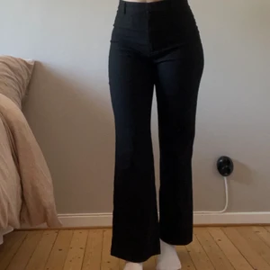 Monki stacy trousers - Monki kostymbyxor, fint skick och inga skavanker! Nypris är 350. Storlek 36☺️