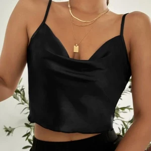 Vattenfallstopp - Superfin topp i satin med den fina vattenfallsuringningen! Banden är reglerbara och passar Xs-M. Har själv C-kupa och urringningen förstörs då det blir för tajt över bysten. Passar därför A-B kupa bäst