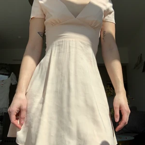 Ljusrosa sommarklänning från Zara - Mycket sparsamt använd! I ett mjukt fint, ljusrosa tyg från Zara. Jag är 165, passar mig utmärkt i lång och passform. Något stor i byst på mig med A/B kupa.