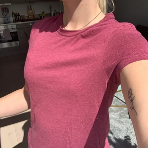 Vinröd T-shirt  - Enkel vinröd T-shirt. Skönt material. Storlek XS.