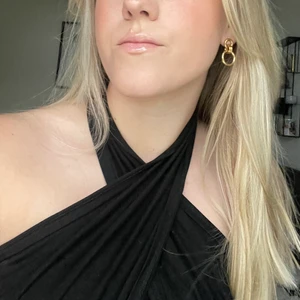 Topp - Supersnygg topp som passar till allt! Endast använd en gång och är som ny!