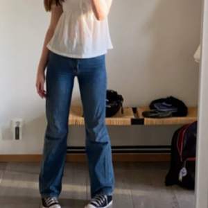 Högmidjade långa jeans från bikbok i blå denim. Original pris 599. Långa men inte för långa för mig som är runt 175cm lång. Spårbar frakt 66kr