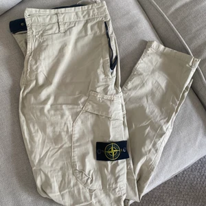 Stone Island - cargo pants - Storlek W33. Hål i skrevet - går att laga. 