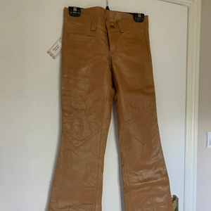 Äkta skinnbyxor - (säljs billigt då mamma rensade sin garderob från 90-talet o annars skulle de slängas) 200kr+frakt! Frågor eller mer bilder på dm! (postbevis går att få)