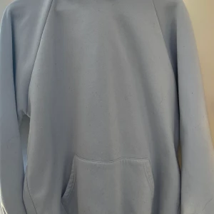 Ljusblå hoddie - Säljer denna hoddie super fin använd några gånger 