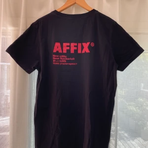 T-shirt AFFIX  - Riktigt schysst tisha från AFFIX som jag med sorg säljer eftersom den är för liten därav aldrig använd. Köptes för något år sedan för 600 kr sen har den bara hängt i garderoben tills jag nu tänkte att den kan hitta ett nytt hem. Undras något så fråga på! 