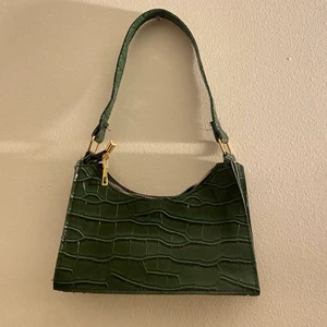  Baguetteväska - Jag säljer en läder baguette väska som aldrig är använd. Sjukt snygg färg och har en fin design 🤩⚡️