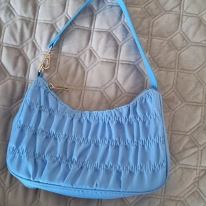 Blå baguetteväska  - Säljer denna fina blåa baguetteväskan som är oanvänd. Köparen står för frakten.💙🦋