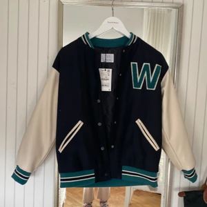 College jacka! - Jag sälgar min helt ny college jacka, för den kom aldrig till andvändning. Den är från Zara i storlek 11-12/ 152, men skulle kunna säga att den är xxs eller xs.